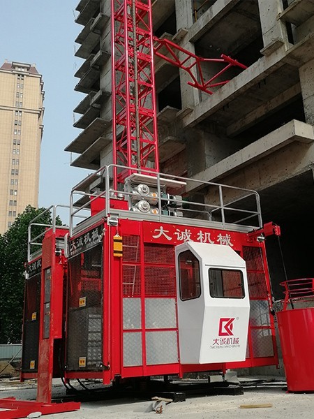 河南變頻施工電梯運(yùn)行注意事項(xiàng)！