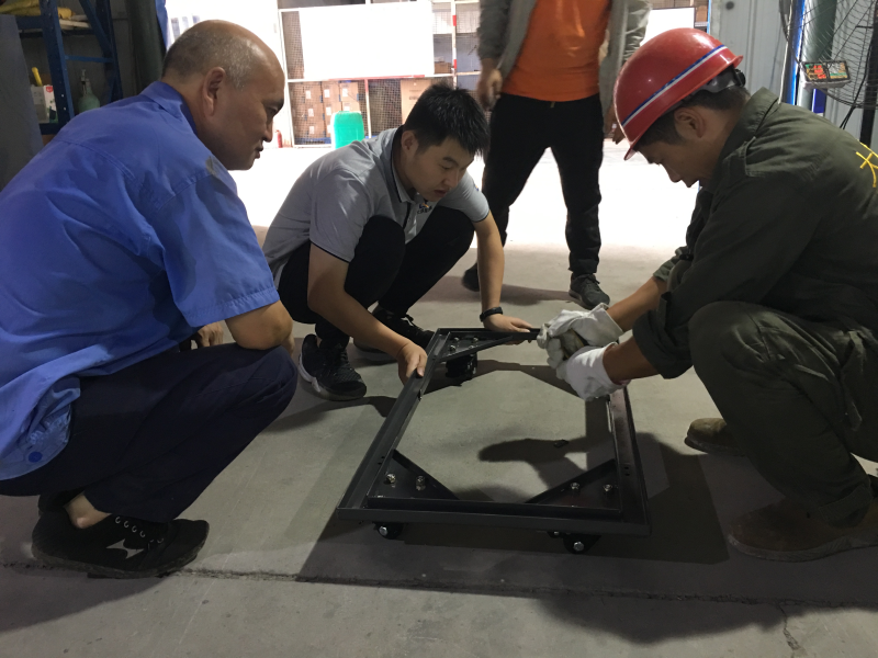 工人合作檢修設(shè)備 工人合作檢修設(shè)備