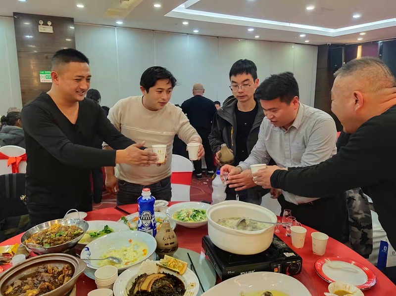與會(huì)來賓，觥籌交錯(cuò)，一觴一詠