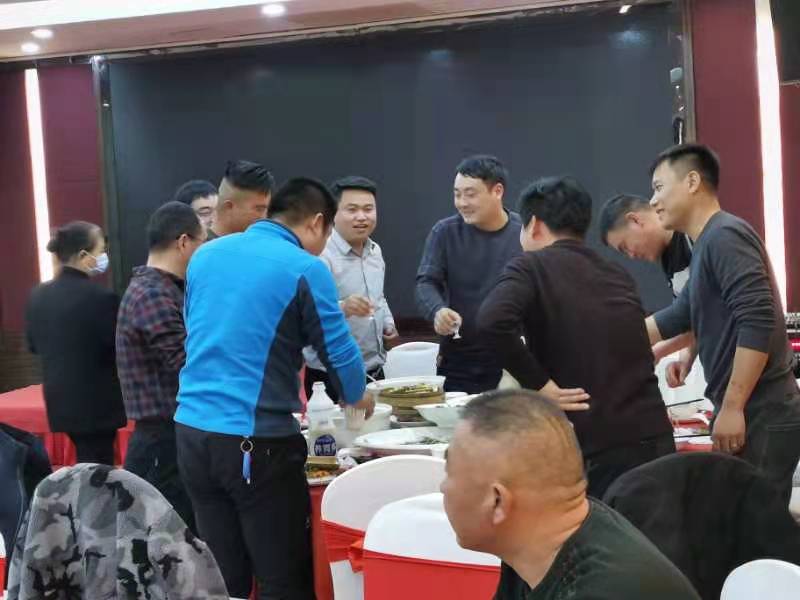 與會(huì)來賓，觥籌交錯(cuò)，一觴一詠
