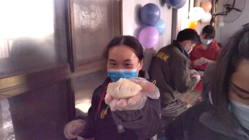 筷子取餡面中填，巧手捏出玲瓏褶